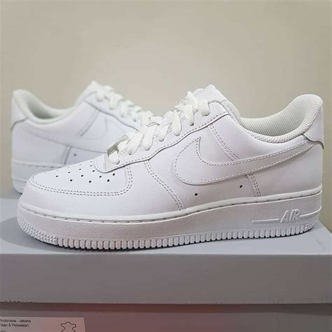 White Nike Air Force 1 Shoes 